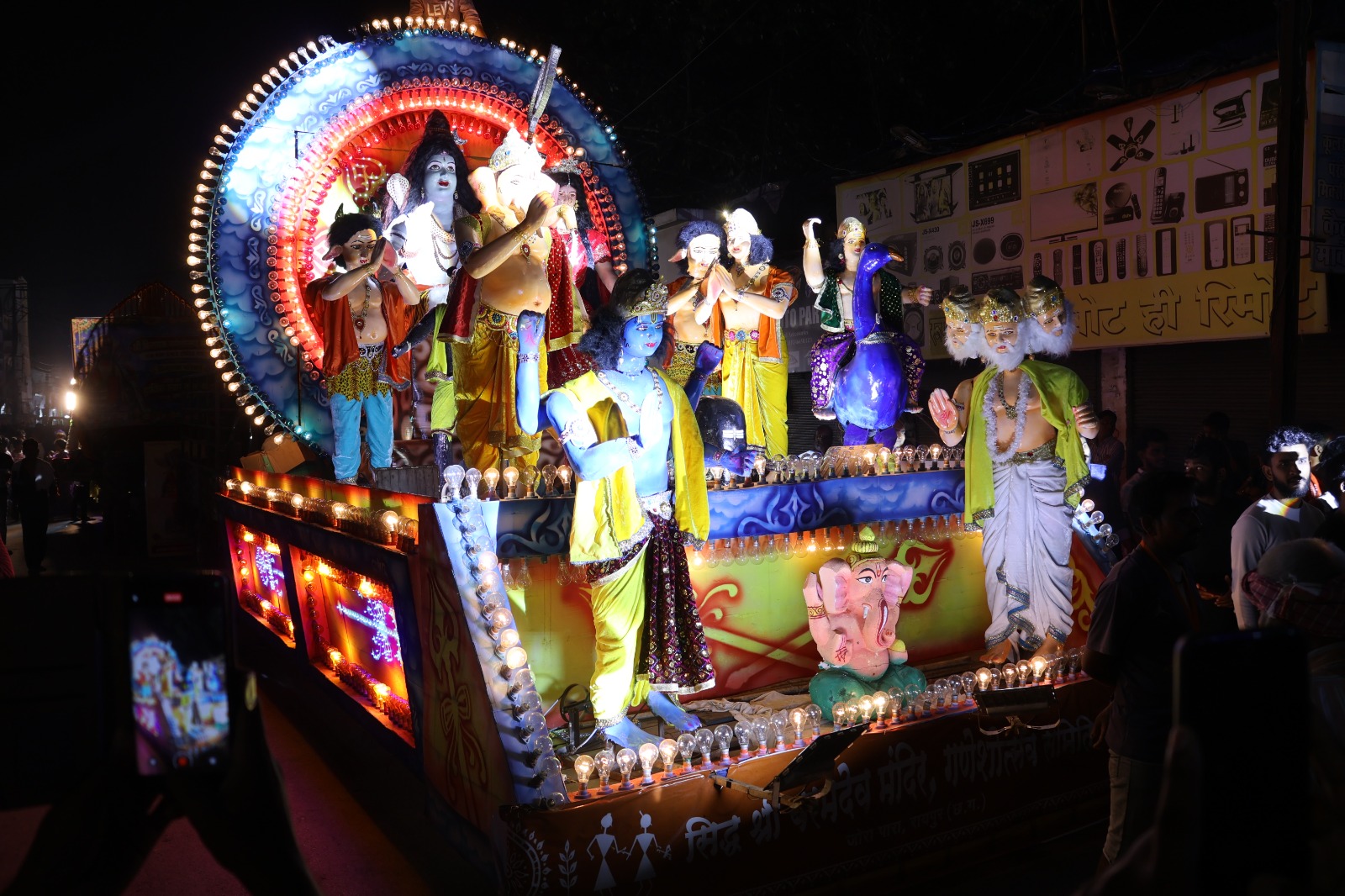 झांकी में गणेश जी के बीच उनके परिवार और श्रीकृष्ण को दिखाया गया।