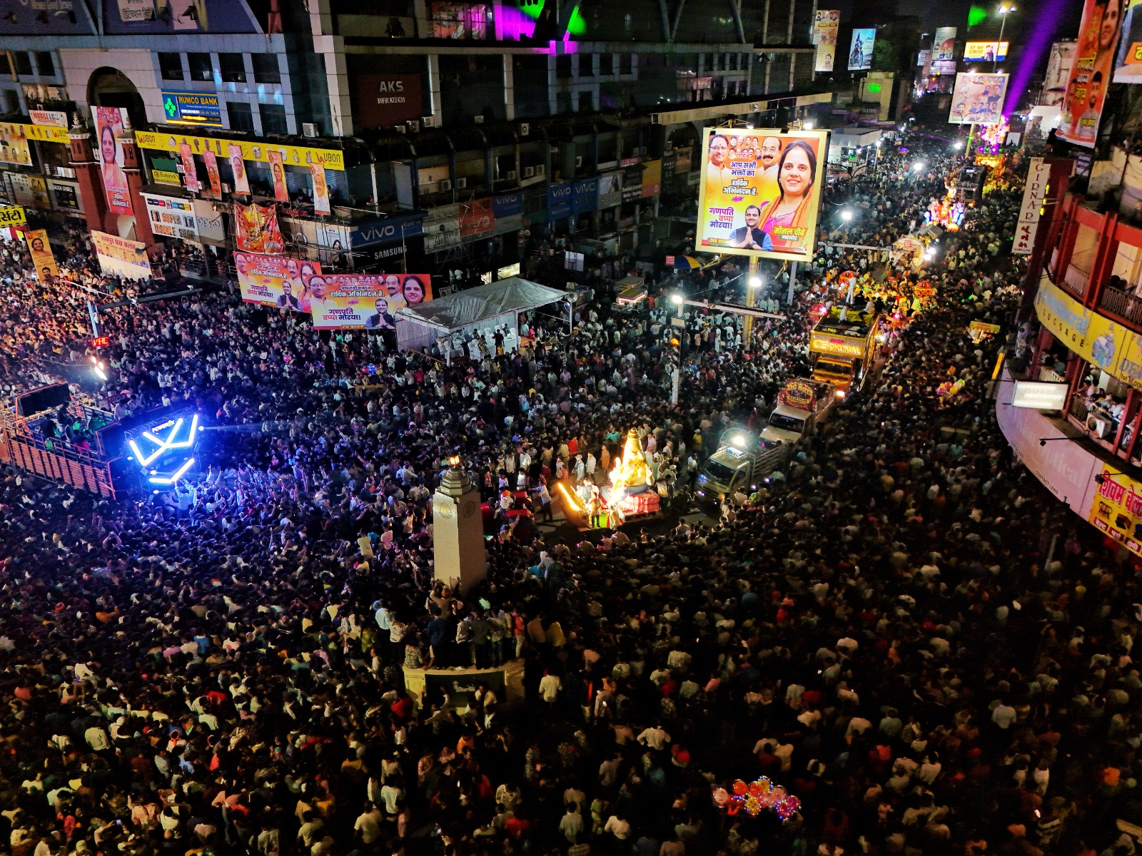 जयस्तंभ चौक से झांकी महादेवघाट के लिए निकली।