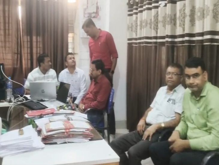 यह कार्रवाई कलेक्टोरेट परिसर स्थित नागरिक आपूर्ति निगम के कार्यालय में की गई।