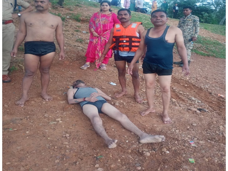करीब 3 घंटे की तलाश के बाद शव बाहर निकाला गया।