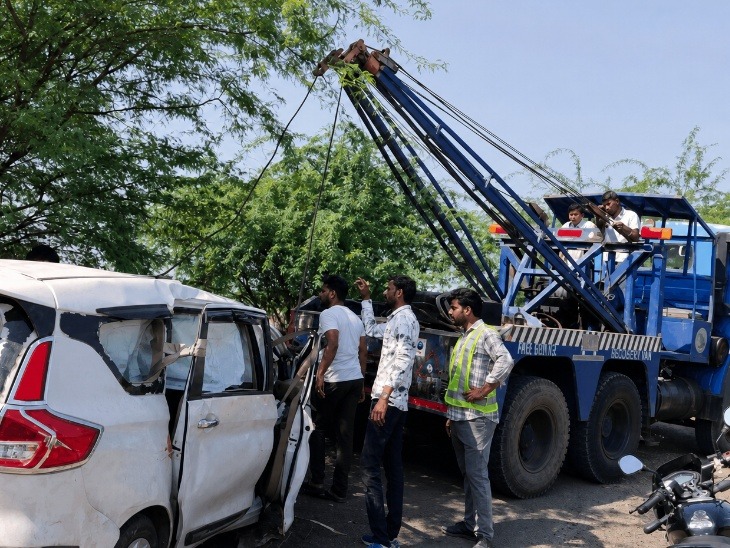 पुलिस ने क्रेन बुलाई, जिसकी मदद से गाड़ियां खाई से निकाली गईं।