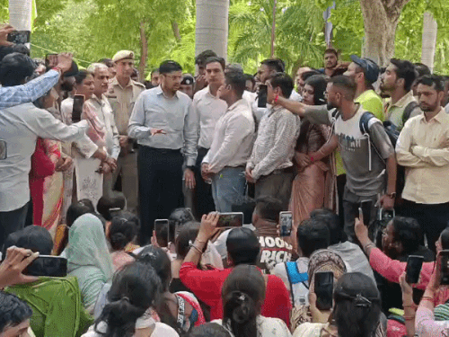2 सितंबर को शिक्षा बोर्ड में विरोध प्रदर्शन कर रहे अभ्यार्थियों से मिलने पहुंचे सचिव दीपक बाबूलाल करवा। अभ्यार्थियों ने एचटेट 2025 की परीक्षा पर सवाल उठाए थे और आपत्तियां भी दर्ज करवाई थी। साथ ही रिवाइज रिजल्ट घोषित करने की मांग की थी।