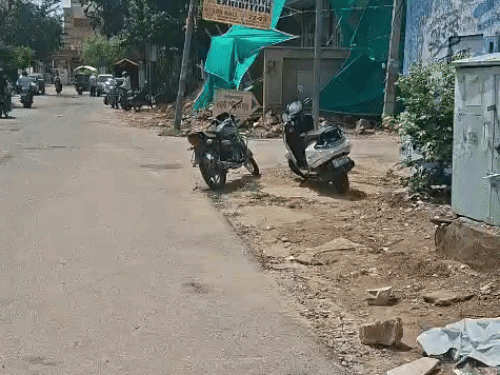 बड़े भाई मंदिर जाने के लिए घर से निकले थे। सड़क पर पहुंचते ही छोटे भाई ने हमला कर दिया।