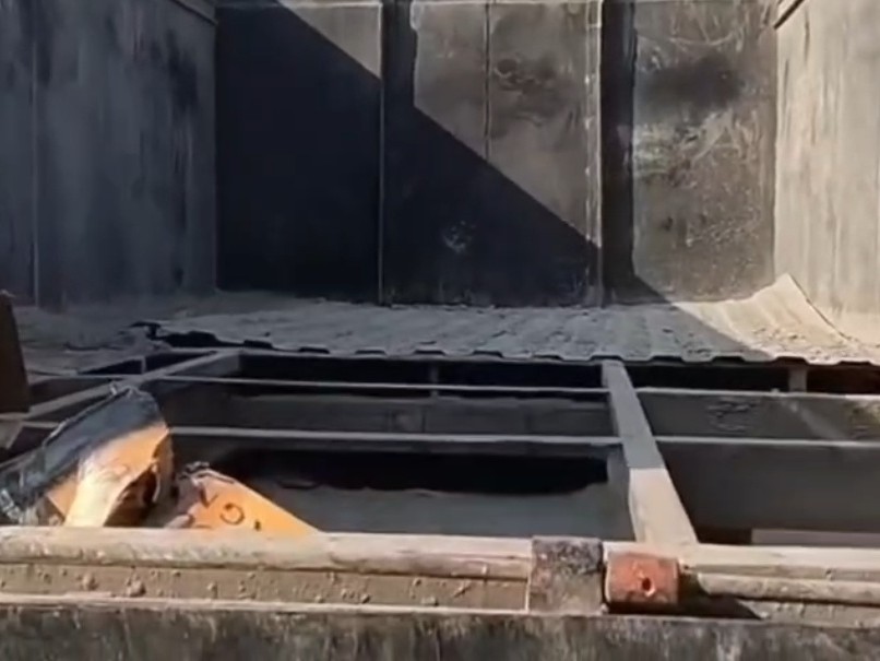 पकड़े गए ट्रक में बनाया गया तहखाना।