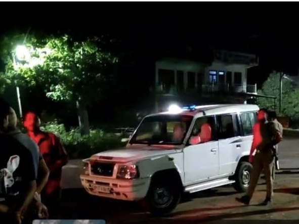93 हजार की लूट के आरोप में नया मोड़, CCTV में ट्राला रोकते दिखे बाइक सवार। - Dainik Bhaskar