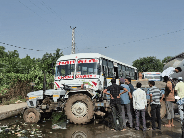 मलसीसर रोड पर गाय मूर्ति के पास सवारियों से भरी निजी बस और नगर परिषद के कचरा ट्रैक्टर-ट्रॉली के बीच भिड़ंत।
