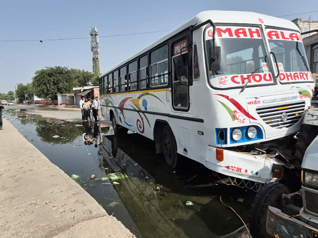 बस और ट्रैक्टर में टक्कर हुई वहां कीचड़ जमा हो रखा है।