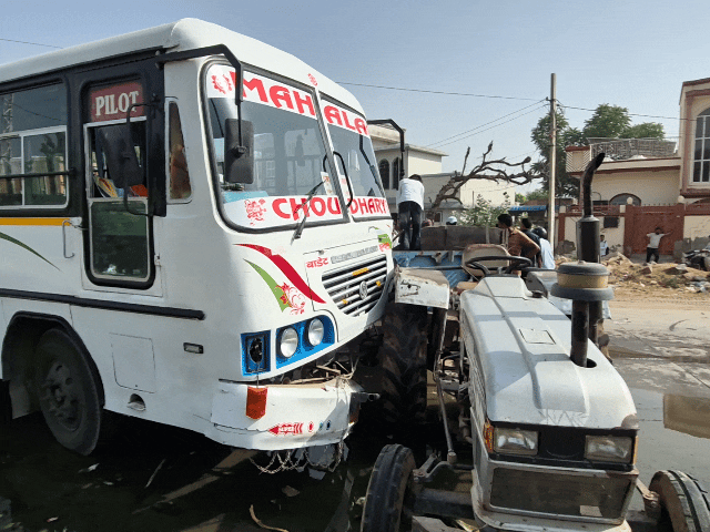 नगर परिषद के ट्रैक्टर ड्राइवर के अनुसार बस ने पीछे से टक्कर मारी