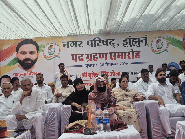 पदभार ग्रहण समारोह में जिलेवासी और मंच पर मौजूद अतिथि।