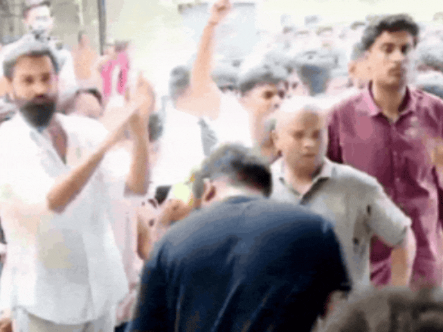 जंतर मंतर पर नीट पेपर लीक को लेकर हुए प्रदर्शन में भी आरोपी दिखाई दिया था।