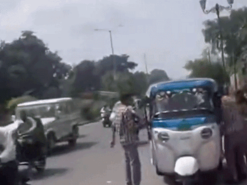 Jhansi E-Rickshaw Overloading Video | School Children Dangerously Seated