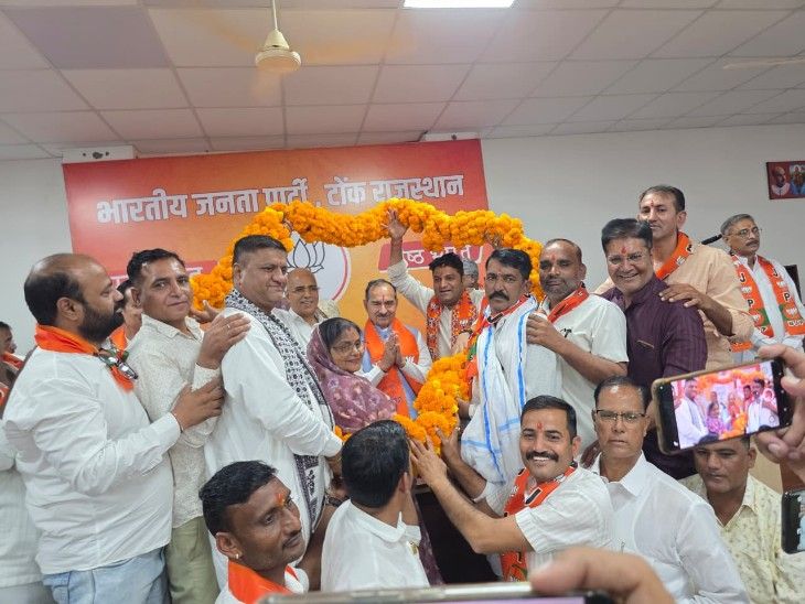टोंक भाजपा ऑफिस मदन राठौड़ का स्वागत करते हुए कार्यकर्ता।