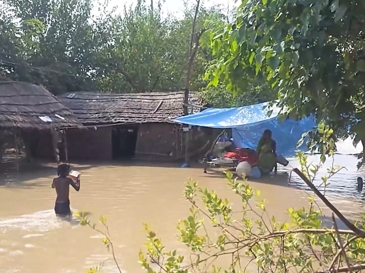 लोगों के घरों में बाढ़ का पानी भरा है।
