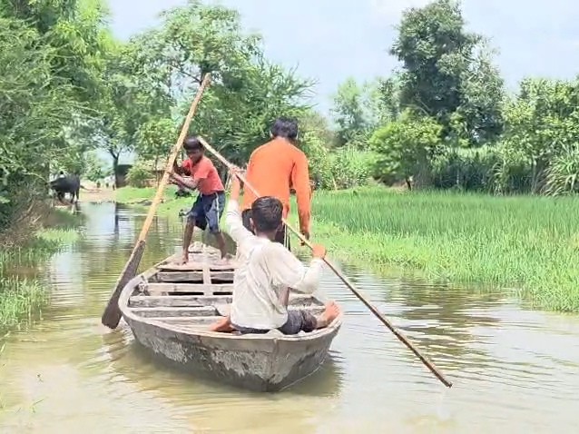 गोंडा में बाढ़ के चलते रास्तों पर पानी भरा है, नाव चल रही है।