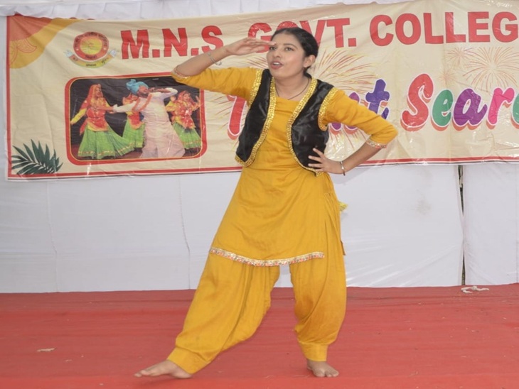भिवानी के महाराजा नीमपाल सिंह राजकीय महाविद्यालय में आयोजित प्रतिभा खोज कार्यक्रम में प्रस्तुति देते हुए प्रतिभागी।