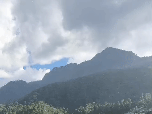 उत्तराखंड में मानसून की विदाई के बीच मौसम में बदलाव जारी है। उत्तरकाशी में मंगलवार को तेज बारिश हुई।