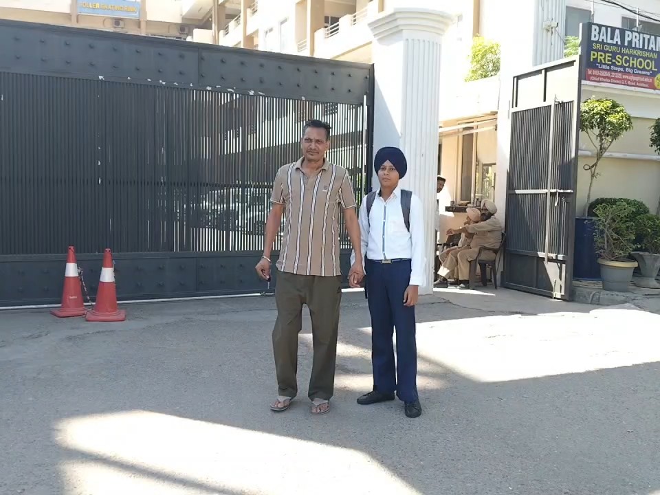 बच्चों को लेने स्कूल पहुंचे अभिभावक।