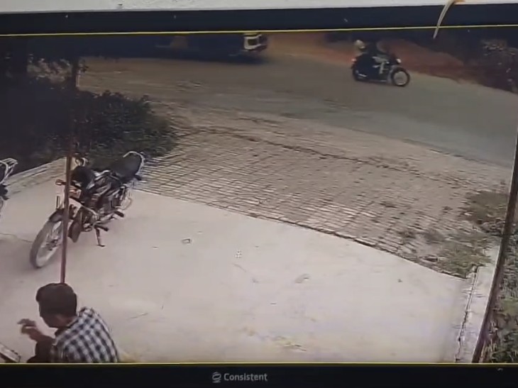 93 हजार लूट का आरोप, CCTV में कैद हुई शुरुआती घटना।