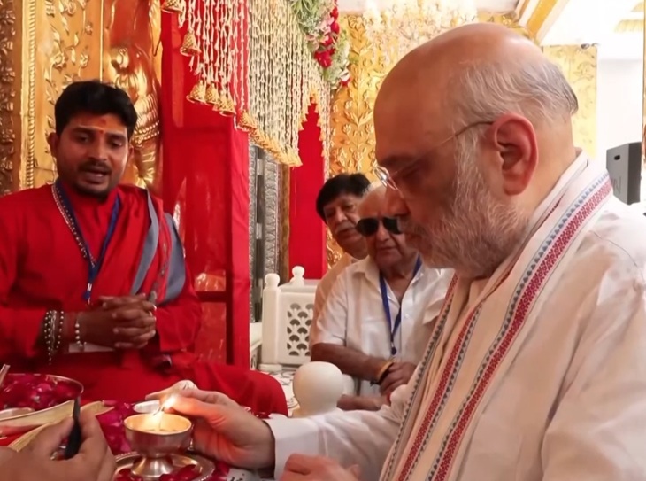 अमित शाह ने जालंधर के श्री देवी तलाब मंदिर में जोत जलाकर माथा टेका।