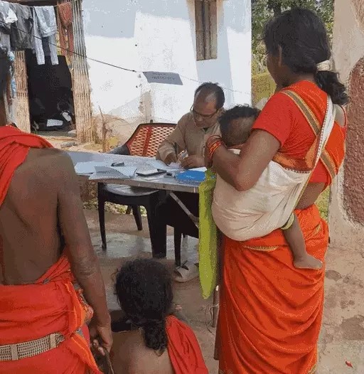 प्रशासनिक अधिकारियों ने घर-घर जाकर सर्वे किया।