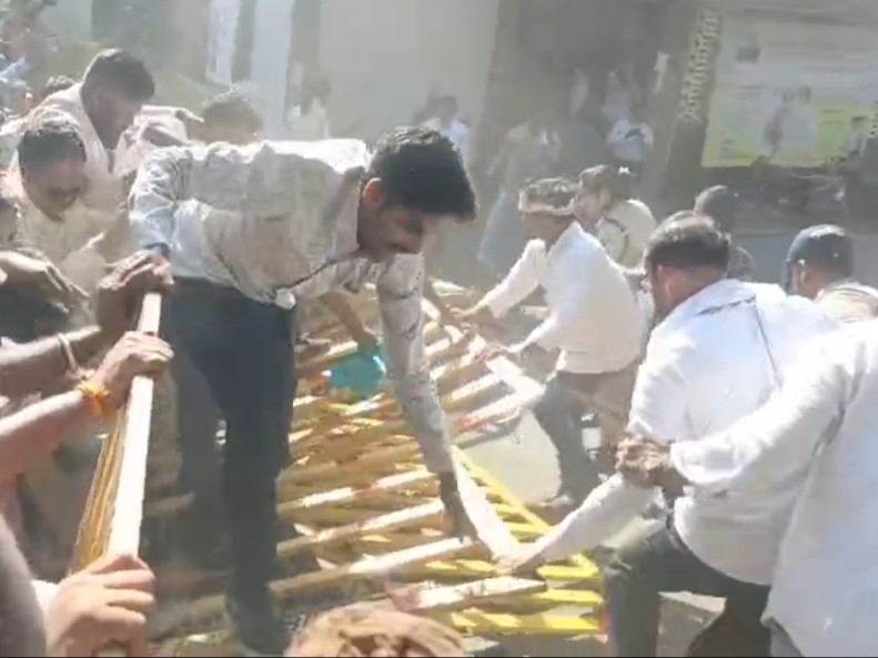 प्रदर्शन के दौरान बैरिकेड्स गिर गए।