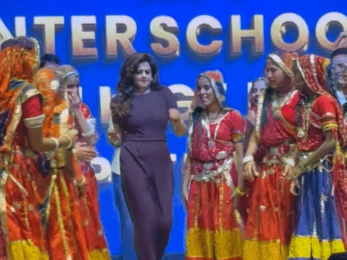 एक्ट्रेस ममता कुलकर्णी ने महारानी कॉलेज की स्टूडेंट्स के साथ जयपुर में डांस किया था।