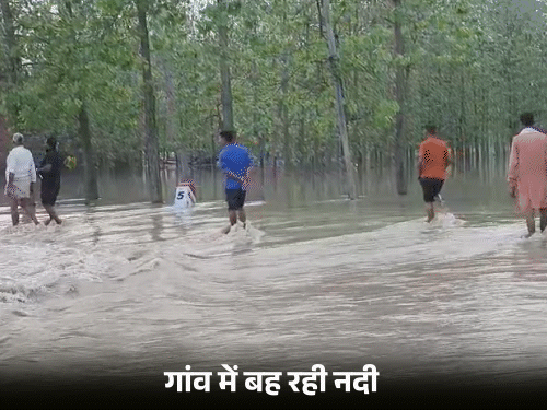 मुरादाबाद में कई गांव बाढ़ की चपेट में हैं। घरों में पानी घुस गया है। लोग घुटनों तक पानी में आवाजाही करने को मजबूर हैं।