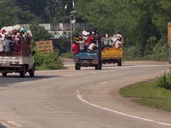 Katni Highway Overloading Risk | Passengers Traveling In Pickup Vehicles