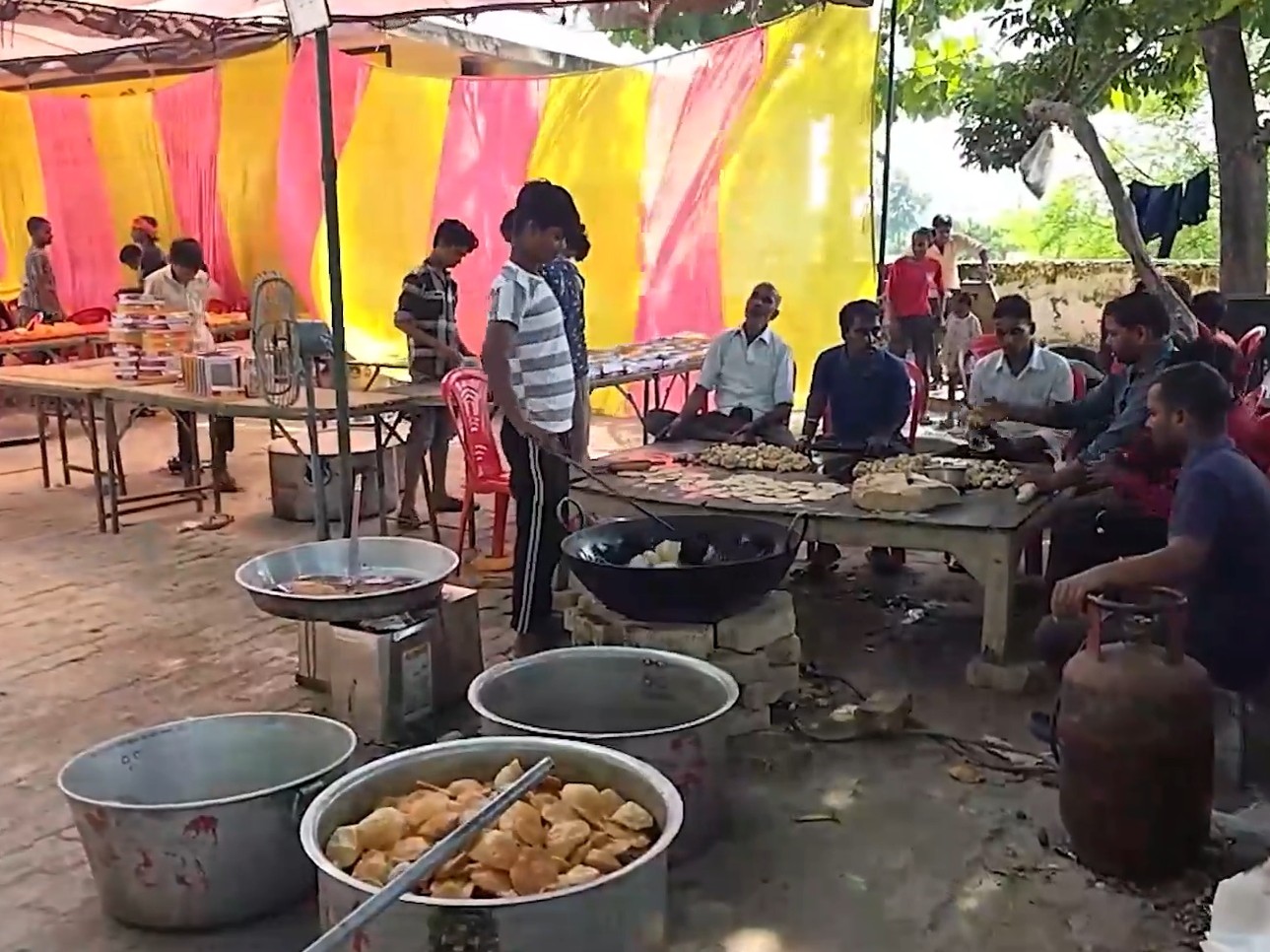 लोगों के लिए कम्यूनिटी किचन चलाई जा रही है।