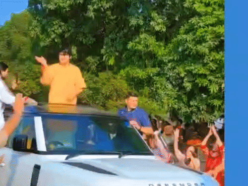 बुधवार को गाड़ी में धीरेंद्र शास्त्री कथा करने के लिए पहुंचे।