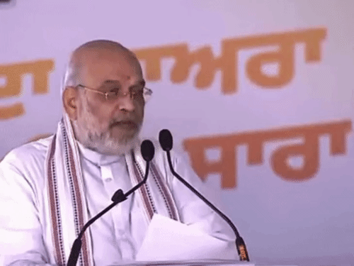 रैली को संबोधित करते वक्त अमित शाह को 4 बार खांसी आई। इसके बाद उनके सुरक्षाकर्मी ने डायस पर पानी का गिलास रखा।