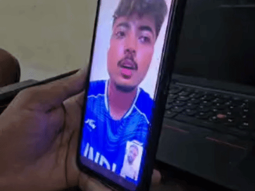 जापान में खेले जा रहे एशियन गेम्स में गोल्ड मेडल जीतने वाले कुशल दलाल वीडियो काॅल पर बातचीत करते हुए। - Dainik Bhaskar