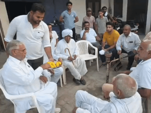 गांव सिवानका में परिवार ने मिठाई बांटकर खुशी जाहिर की।