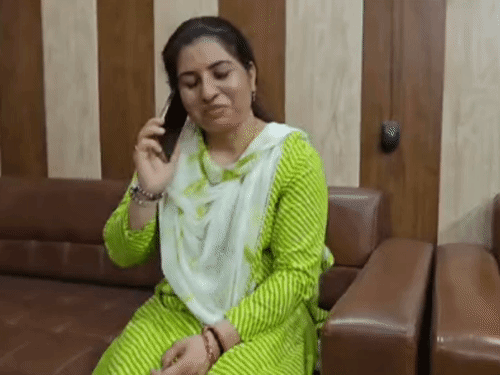 कुशल जब ट्रेनिंग करता था, उसकी मां ग्राउंड में बैठकर ही प्रतियोगी परीक्षा की किताबें पढ़ती थीं। इसी मेहनत के दम वह अकाउंटेंट बनीं।