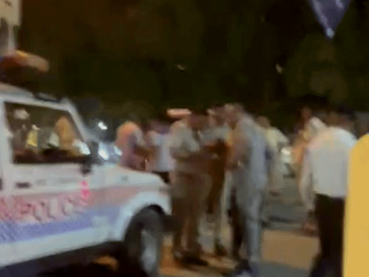 कांग्रेस ऑफिस के सामने जांच करती पुलिस टीम।