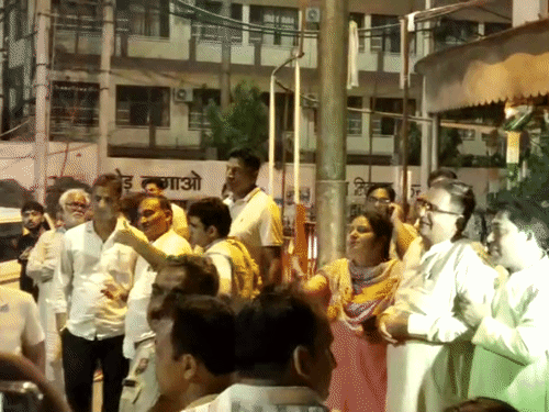 प्रदीप का शव देखकर रोतीं बिलखती पत्नी और उंगली दिखाकर आरोपियों के बारे में बताते पिता।
