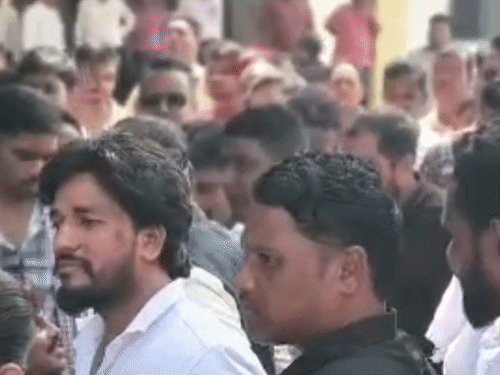 60 वर्षीय महिला की मौत के बाद ग्रामीणों का हंगामा