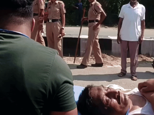 रैली के दौरान हार्ट अटैक आने से भाजपा वर्कर को अस्पताल लेकर जाता इमरजेंसी मेडिकल स्टाफ। - Dainik Bhaskar