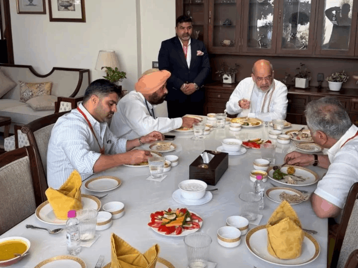 श्री देवी तालाब मंदिर में माथा टेकने के बाद गृह मंत्री अमित शाह और पंजाब भाजपा प्रधान केवल सिंह ढिल्लों ने पंजाब के मशहूर हॉटेलियर गौतम कपूर से मुलाकात की। वे होटल व्यापारी के घर करीब 40 मिनट तक रुके। इस दौरान उन्होंने वहां लंच भी किया। इसके बाद शाह रैली के लिए लिए रवाना हुए।