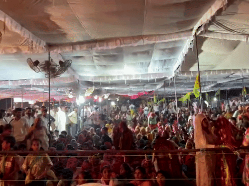 बुधवार शाम को हुई महापंचायत में हजारों की संख्या में ग्रामीण पहुंचे थे।