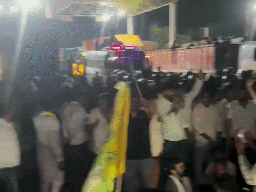 महियावाली टोल नाके के पास हनुमान बेनीवाल का काफिला रोक दिया गया। इसके बाद उनके समर्थकों ने जमकर नारेबाजी की।