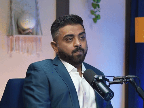 पॉडकास्ट के दौरान कैप्टन स्मित मच्छर। तस्वीर 17 अक्टूबर 2025 की है।