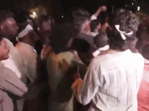 केरल विश्वविद्यालय के मेन्स हॉस्टल के पास यूथ कांग्रेस और SFI कार्यकर्ताओं के बीच झड़प हुई। - Dainik Bhaskar