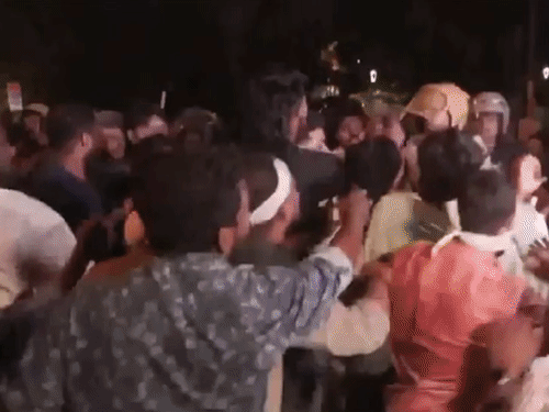 पुलिस और SFI कार्यकर्ताओं के बीच भी झड़प हुई।