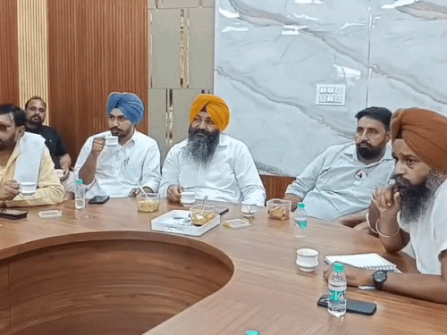 बैठक में हिस्सा लेते विभिन्न किसान संगठनों के पदाधिकारी।