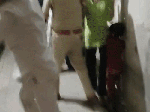 पुलिस कर्मचारी और व्यक्ति के बीच हुई मारपीट।