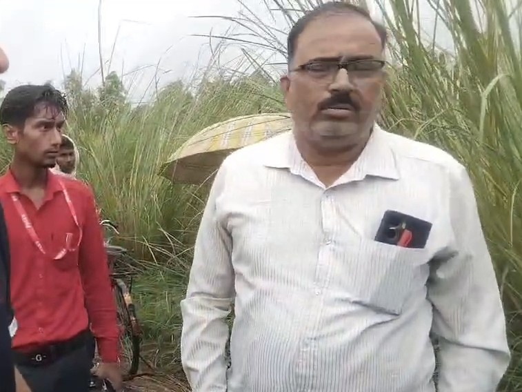 लेखपाल आलोक त्रिपाठी ने युवक से पहले जाति पूछी, फिर कहा- इस पर लगाओ एससी वाला केस।