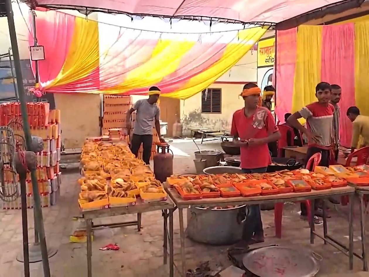लोगों के लिए समोसे तैयार किए जा रहे हैं।