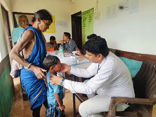 मामले के तूल पकड़ने के बाद स्वास्थ्य टीमें प्रभावित गांवों में पहुंचीं।
