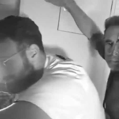 झड़प के दैरान एक यात्री के सिर पर भी चोट आई।